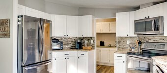 บ้านที่ยินดีต้อนรับสัตว์เลี้ยงใน Palm City: 14 ไมล์ถึงชายหาด!