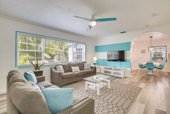 TV, books - Hollywood Cottage: 2 Mi to Hollywood Beach! (Hollywood)