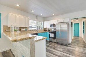 Microwave, oven, stovetop, dishwasher - Hollywood Cottage: 2 Mi to Hollywood Beach! (Hollywood)