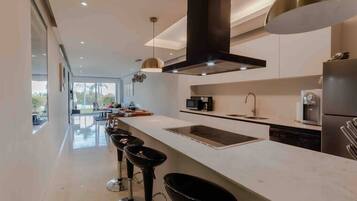 Een koelkast, een magnetron, een oven, een kookplaat