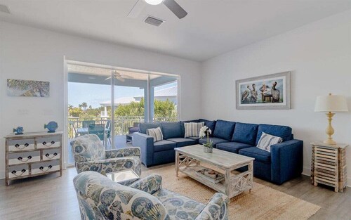 Ocean Oasis~  Pool Home, 35' Dock Near Coco Plum Beach!