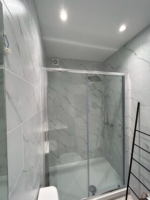Shower, hair dryer, towels, soap - Studio Musso 1, Casino Square, Monaco, calme apt (Beausoleil)