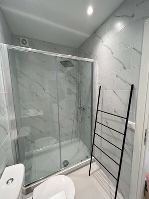Douche, sèche-cheveux, serviettes fournies, savon