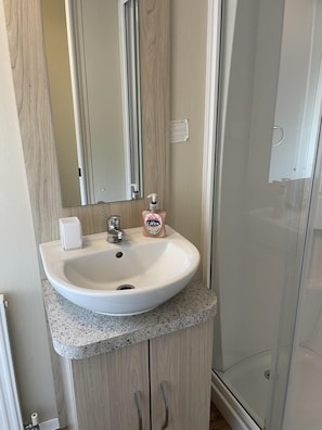 Apartment | Bathroom | Shower, hair dryer, towels - Lovely 3-bed Apartment nr Caernarfon (Caernarfon)