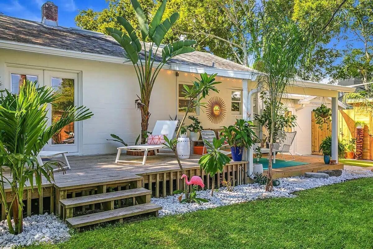 Close to downtown and beach! Fabulous back yard fe