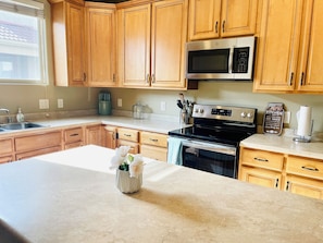 Fridge, microwave, oven, stovetop - Caddy's Corner Mesquite Vacation Rental with Community Pool and $510 in free daily activities (Mesquite)