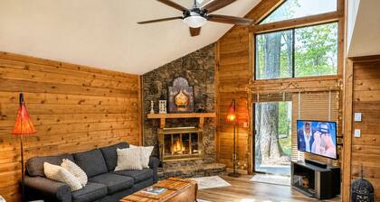 Winter Retreat | Hot Tub & Fireplace