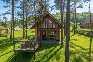 Familiealpehytte - flere soveværelser (Forest Princess Chalet) | Udendørsområde