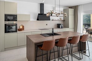 Fridge, microwave, oven, stovetop - Villa Carmen with 5 en-suite bedrooms (Tugare)
