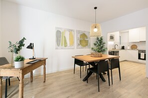 Dining - Cathedral Ramblas Apartment (Barcelona)