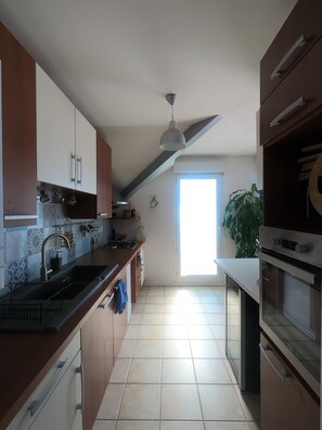 Een koelkast, een microgolfoven, een oven, een kookplaat