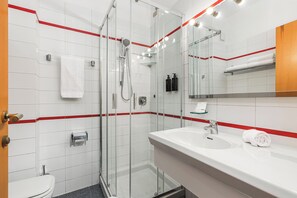 Phòng Superior, ban công | Phòng tắm | Buồng tắm vòi sen, máy sấy tóc, chậu vệ sinh/vòi rửa, khăn tắm 