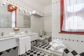 Deluxe Room, City View | Bathroom