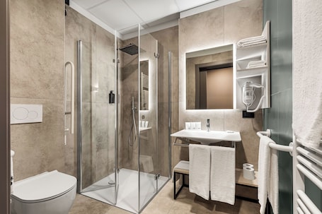 Superior Room, Balcony | Bathroom | Shower, hair dryer, bidet, towels. CityStyle Hotel Reggio Emilia