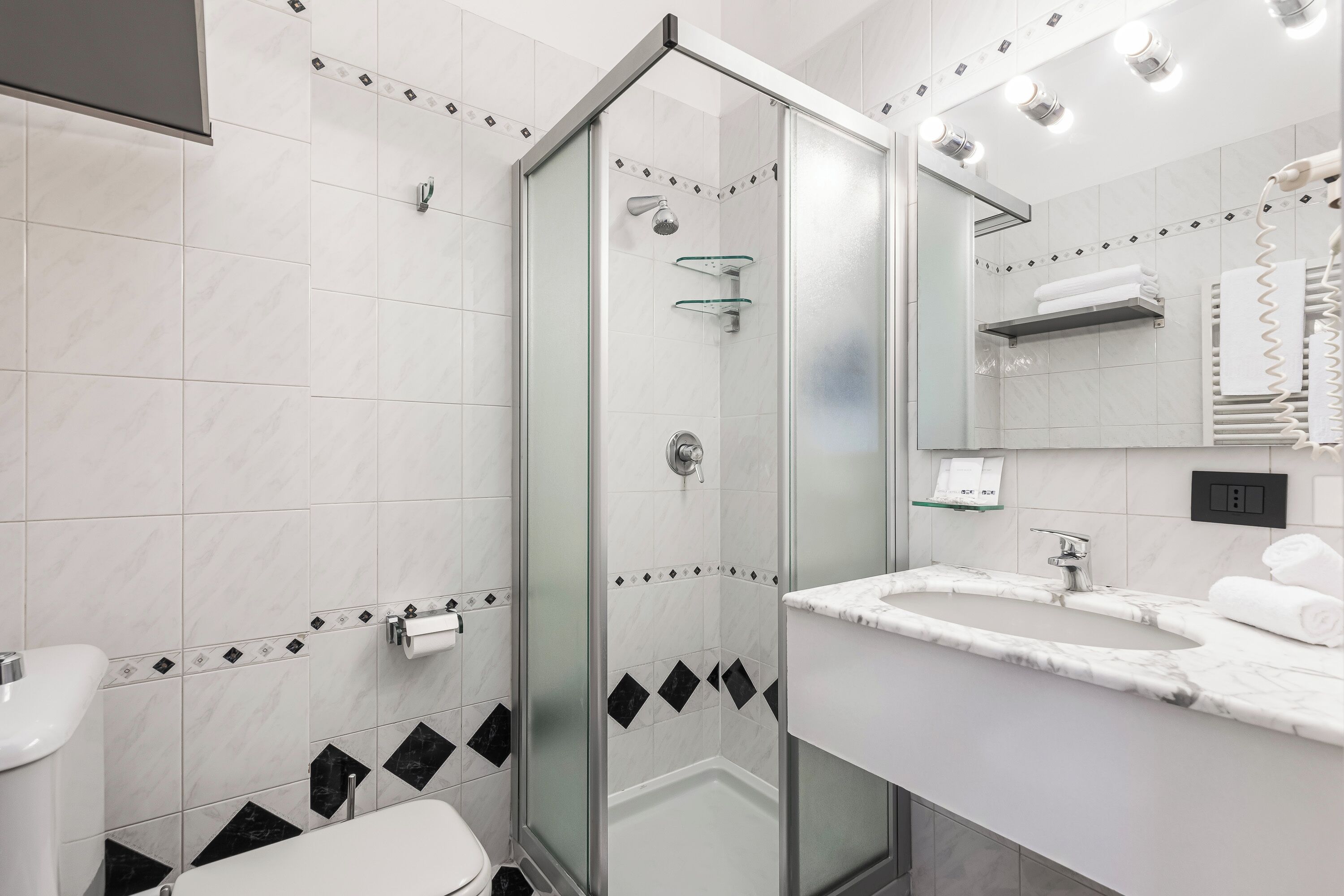 Economy-enkeltværelse - 1 soveværelse - balkon - gårdsplads | Badeværelse | Bruser, hårtørrer, bidet, håndklæder