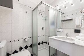 Economy Single Room, 1 Bedroom, Balcony, Courtyard Area | Bathroom