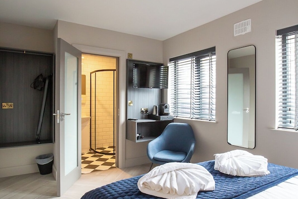 1 dormitori, planxa i posts de planxar, wifi i roba de llit