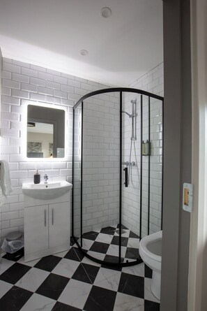 Een douche, een haardroger, handdoeken, zeep