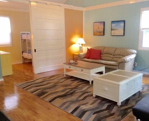 The Yellow House Near the Shore
Walking distance to Sheridan Beach, 