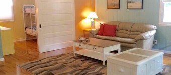 The Yellow House Near the Shore
Walking distance to Sheridan Beach, 