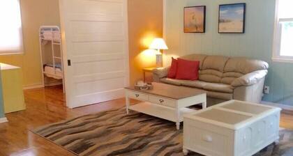 The Yellow House Near the Shore
Walking distance to Sheridan Beach,