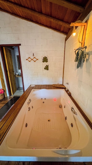 Romantic Cabin | 2 bedrooms, free WiFi