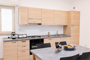 Stovetop, cookware/dishes/utensils