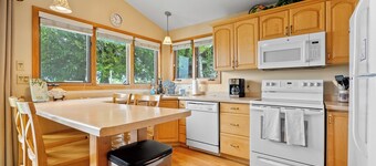 Lakeside Cabin on Kangaroo Lake - playground for kids!