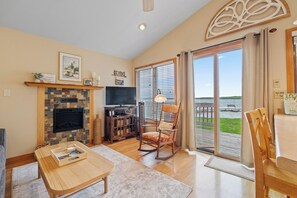 TV connectée, cheminée, lecteur de DVD