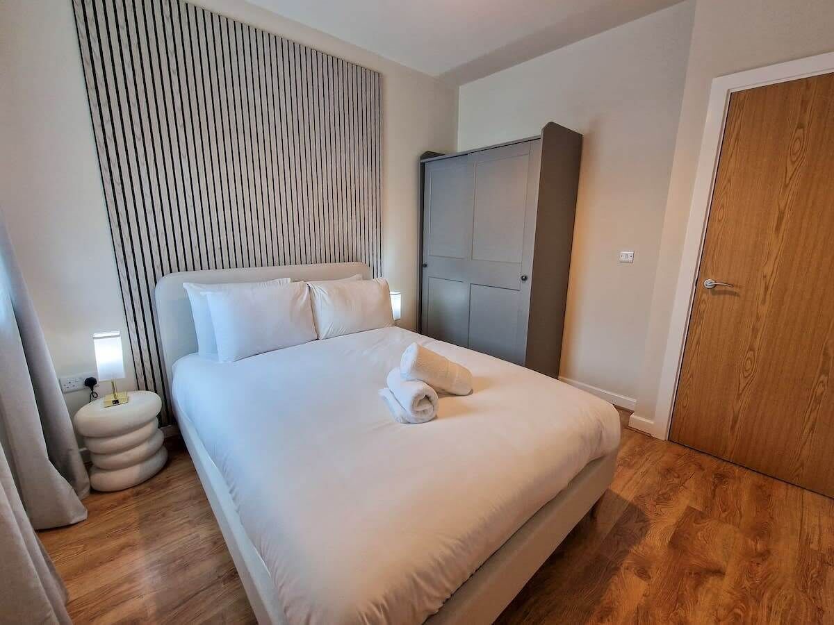 2 bedrooms, desk, iron/ironing board, travel crib