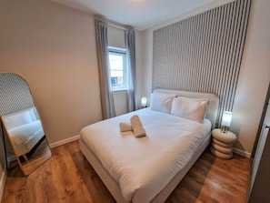 2 slaapkamers, een strijkplank/strijkijzer, reisbedje, wifi