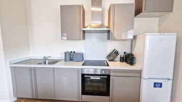 Kjøleskap, mikrobølgeovn, ovn og kokeplater