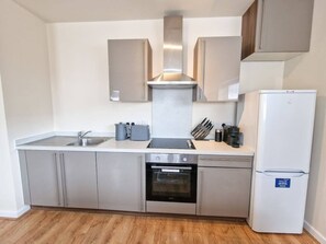 Fridge, microwave, oven, stovetop - Free Parking City Centre Flat by City SuperHost (Manchester)