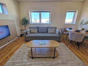 TV, offices - 2 Bed City Centre Flat | Free Parking (Manchester)