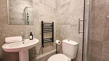 Douche, sĂšche-cheveux, serviettes fournies, savon