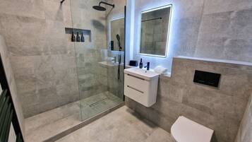 シャワー、ヘアドライヤー、タオル、石鹸