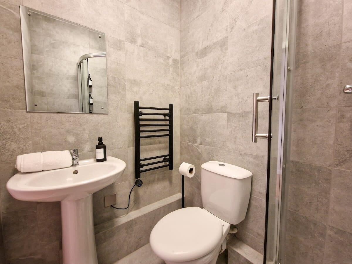 Douche, sèche-cheveux, serviettes fournies, shampoing