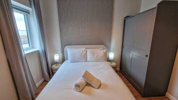 2 soverom, skrivebord, strykejern/-brett og reiseseng for barn