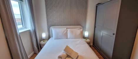 2 bedrooms, desk, iron/ironing board, travel crib