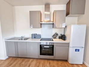 Réfrigérateur, micro-ondes, four, plaque de cuisson
