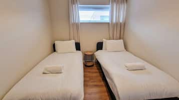 2 dormitorios, escritorio, tabla de planchar con plancha y cuna de viaje