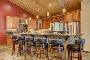 Fridge, microwave, oven, stovetop - Navahoe Nest - Luxury + Hot tub + Large yard (South Lake Tahoe)