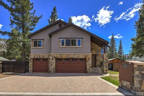 Exterior - Navahoe Nest - Large Luxury Home w Hot Tub (South Lake Tahoe)