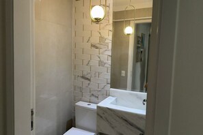 Shower, toilet paper - Apartamento Amplo em Pitangueiras com 3 Suítes na Quadra da Praia (Barra Funda Guarujá)