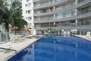 Outdoor pool - Apartamento Amplo em Pitangueiras com 3 Suítes na Quadra da Praia (Barra Funda Guarujá)