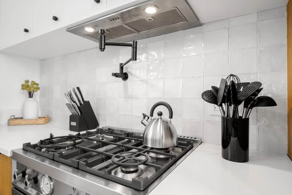 Coffee/tea maker, fridge, microwave, oven