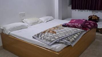 Desk, laptop workspace, free WiFi, bed sheets
