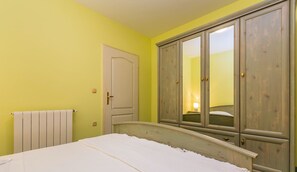 2 bedrooms, WiFi, bed sheets
