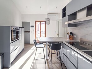 City-lejlighed | Privat køkken | Køleskab/fryser i fuld størrelse, mikrobølgeovn, ovn, kogeplade