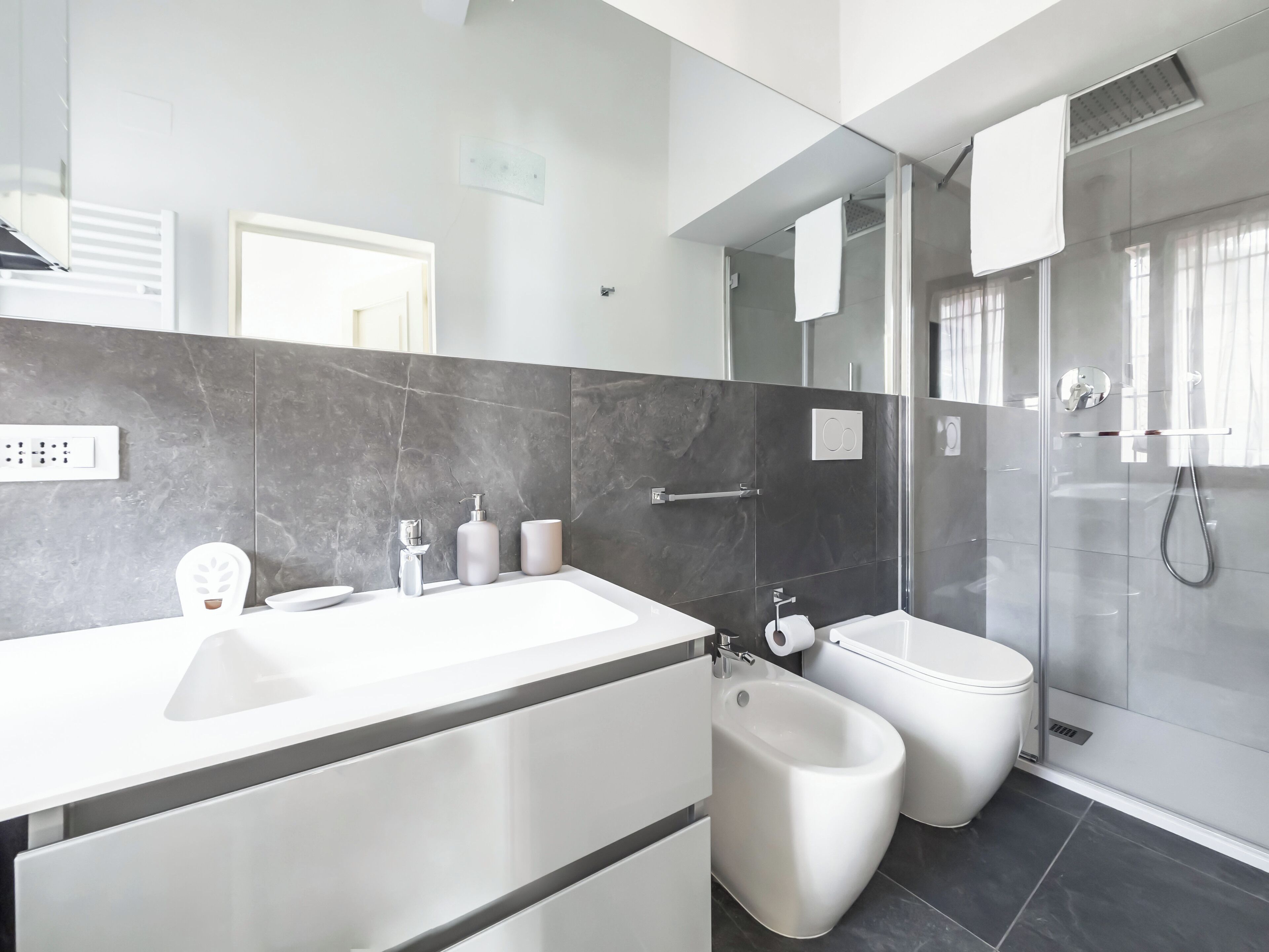 Departamento urbano | Baño | Regadera, regadera tipo lluvia, secadora de cabello, bidet 